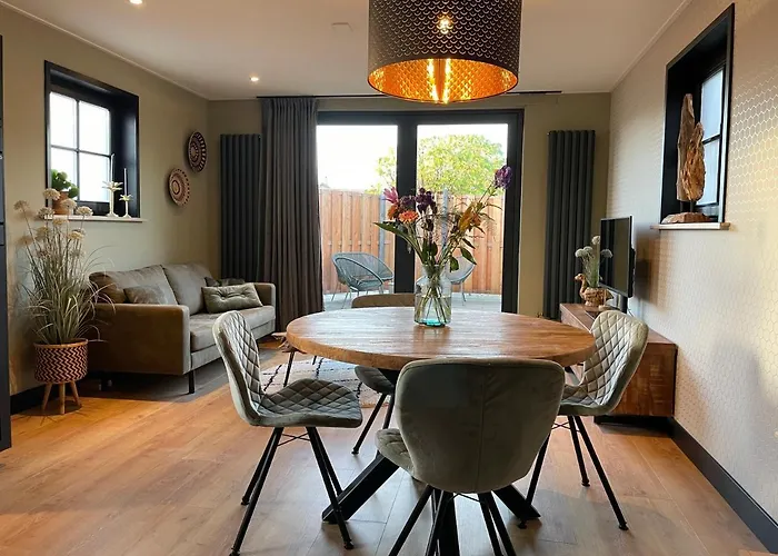 De Heerlykheid Wemeldinge, Vlak Bij Strand En Bos, Ruime Vakantiewoning Met Eigen Patio In De Karakteristieke Dorpsstraat