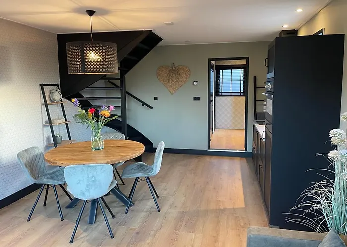 De Heerlykheid Wemeldinge, Vlak Bij Strand En Bos, Ruime Vakantiewoning Met Eigen Patio In De Karakteristieke Dorpsstraat